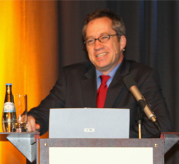 Dr. Jens Wegmann bei einem Vortrag für Versicherungslaien